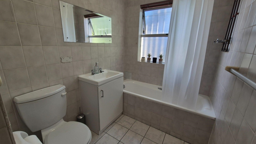 To Let 3 Bedroom Property for Rent in Loevenstein Western Cape
